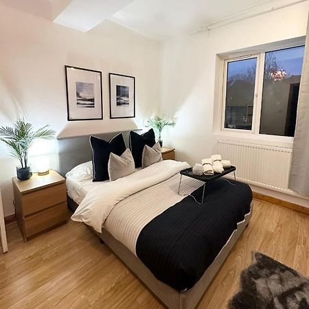 Retreat To A Stylish Ensuite In London Exterior photo