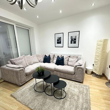 Retreat To A Stylish Ensuite In London Exterior photo