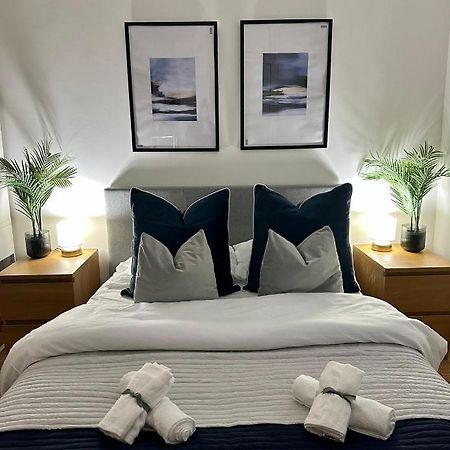 Retreat To A Stylish Ensuite In London Exterior photo