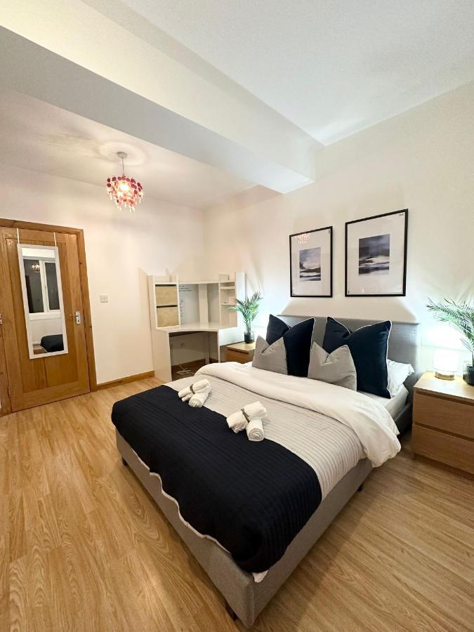 Retreat To A Stylish Ensuite In London Exterior photo