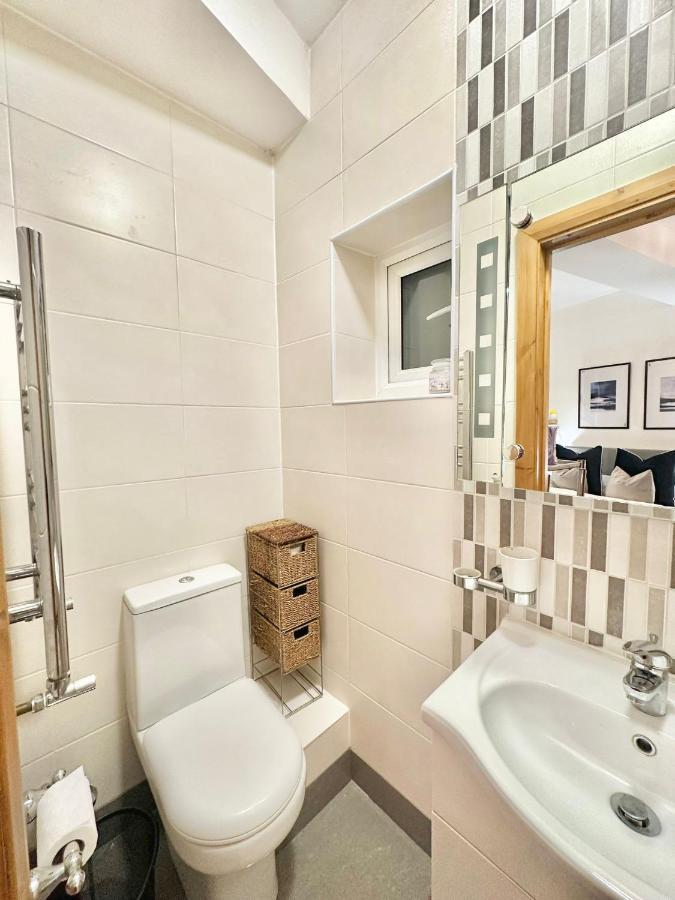 Retreat To A Stylish Ensuite In London Exterior photo