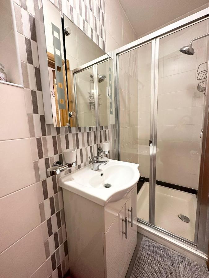 Retreat To A Stylish Ensuite In London Exterior photo