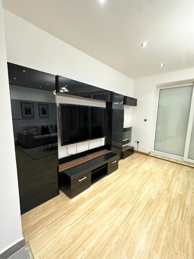 Retreat To A Stylish Ensuite In London Exterior photo