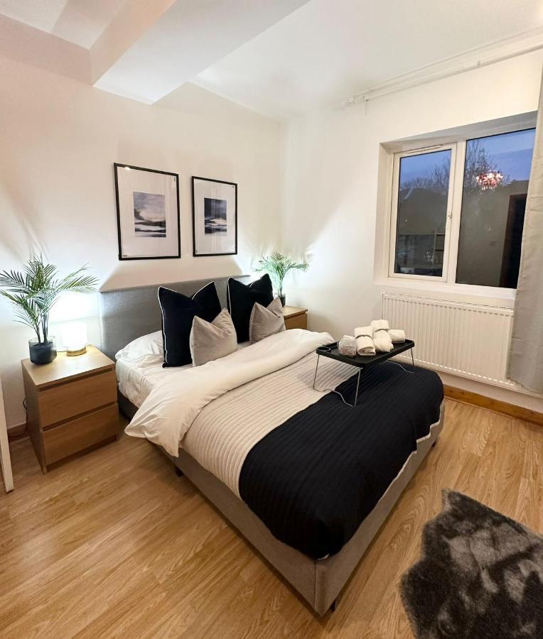 Retreat To A Stylish Ensuite In London Exterior photo