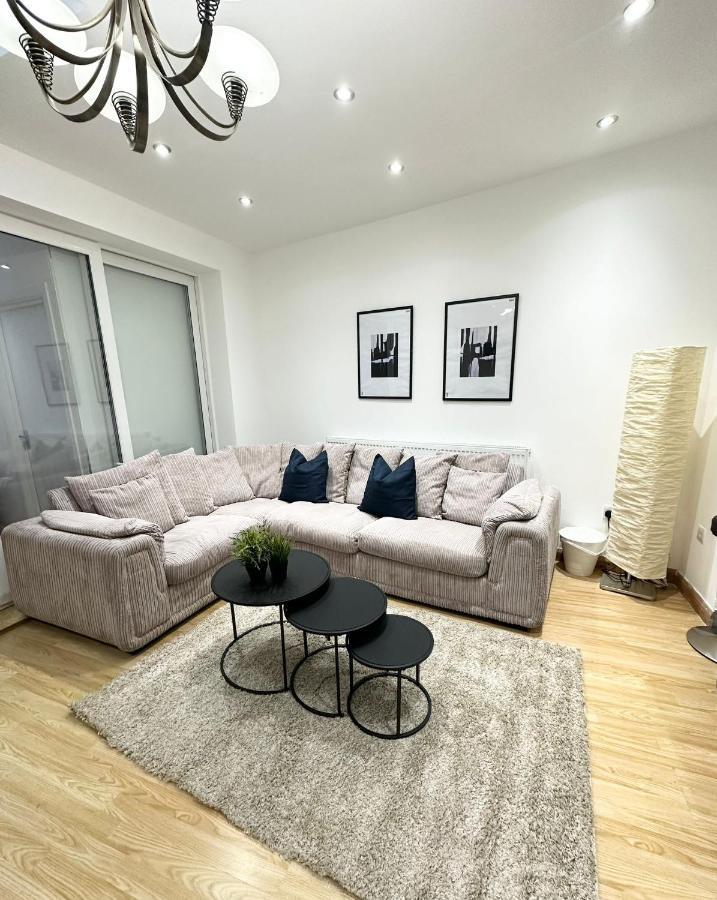 Retreat To A Stylish Ensuite In London Exterior photo