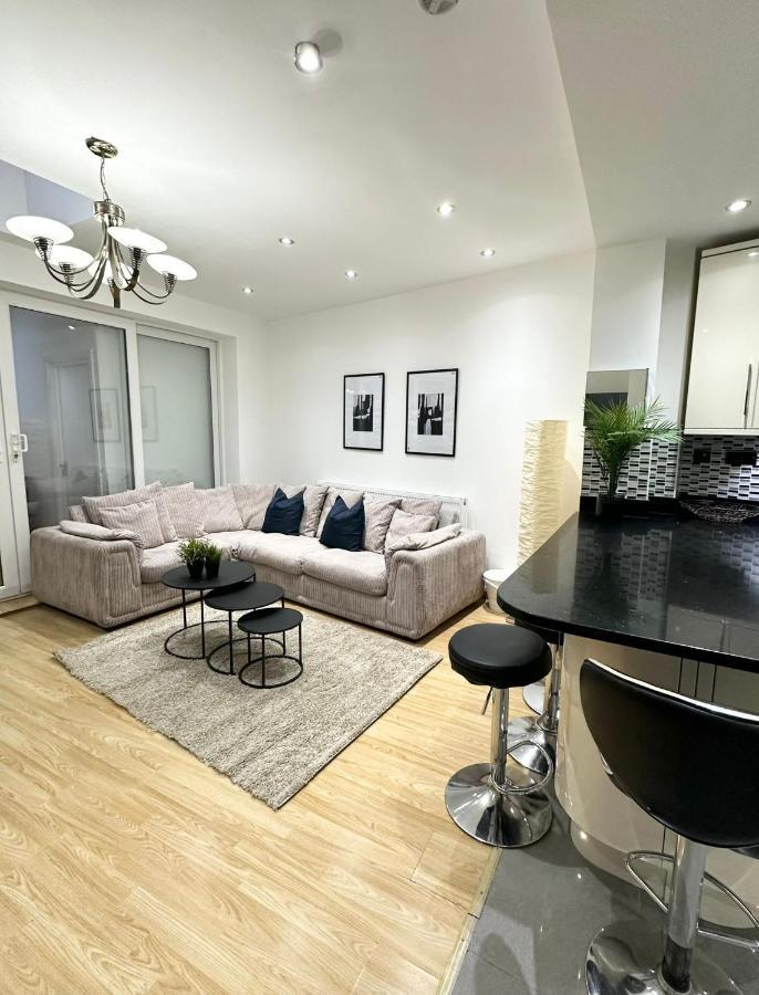 Retreat To A Stylish Ensuite In London Exterior photo
